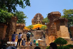 Du khách tham quan Tháp Bà Ponnagar. (Ảnh: TTXVN phát)