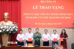 Thượng tướng Lê Quốc Hùng, Thứ trưởng Bộ Công an trao phim tư liệu chuyến thăm chính thức Hungary của Chủ tịch Hồ Chí Minh tặng Văn phòng Trung ương Đảng, Thông tấn xã Việt Nam, Đài Truyền hình Việt Nam, Đài Tiếng nói Việt Nam và Bảo tàng Hồ Chí Minh. (Ảnh: Phạm Kiên/TTXVN)