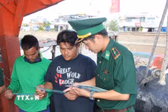 Công tác thông tin, tuyên truyền về IUU được lực lượng Biên phòng tỉnh Cà Mau tăng cường, góp phần nâng cao ý thức và trách nhiệm của ngư dân trong hoạt động khai thác thủy hải sản. (Ảnh: Chanh Đa/TTXVN)
