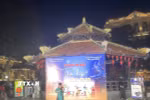 Em Lý Thành Anh Kiệt, học sinh Trường Trung học cơ sở Nguyễn Đình Chiểu biểu diễn violon. (Ảnh: Tuyết Mai/TTXVN)