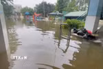 Trường Mầm non Xuân Mai (xã Xuân Mai, Hà Nội) vẫn còn ngập sâu. (Ảnh: TTXVN phát)