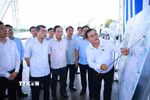 Thủ tướng Lê Minh Hưng kiểm tra thực địa Dự án xây dựng hạ tầng và cải tạo môi trường kênh Tham Lương-Bến Cát-Rạch Nước Lên, tại phường An Nhơn. (Ảnh: Dương Giang/TTXVN)