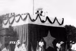 Sáng 2/9/1945, tại Quảng trường Ba Đình lịch sử, Chủ tịch Hồ Chí Minh đọc Tuyên ngôn Độc lập, khai sinh nước Việt Nam Dân chủ Cộng hòa, khẳng định trước quốc dân đồng bào và toàn thế giới: “Nước Việt Nam có quyền hưởng tự do và độc lập, và sự thực đã thành một nước tự do và độc lập. Toàn thể dân Việt Nam quyết đem tất cả tinh thần và lực lượng, tính mệnh và của cải để giữ vững quyền tự do và độc lập ấy”. (Ảnh: TTXVN)