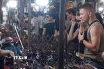 Khách quốc tế yêu thích việc mua sắm quà lưu niệm tại chợ đêm phố cổ Hà Nội. (Ảnh: Tuyết Mai/TTXVN)