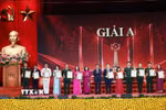 Đồng chí Trần Cẩm Tú, Ủy viên Bộ Chính trị, Thường trực Ban Bí thư, Trưởng Ban Chỉ đạo 35 Trung ương và đồng chí Bùi Thị Minh Hoài, Ủy viên Bộ Chính trị, Bí thư Trung ương Đảng, Chủ tịch Ủy ban Trung ương Mặt trận Tổ quốc Việt Nam trao Giải A cho các tác giả, nhóm tác giả. (Ảnh: Phương Hoa/TTXVN)
