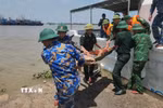 Cán bộ, chiến sỹ Hải đội Biên phòng 2, Bộ đội Biên phòng tỉnh Ninh Bình cứu hộ ngư dân gặp nạn trên biển. (Ảnh: TTXVN phát)