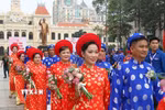 Các cặp đôi tham gia “Lễ cưới tập thể” năm 2026 tại Công viên Tượng đài Bác Hồ, phố đi bộ Nguyễn Huệ. (Ảnh: Thanh Vũ/TTXVN)