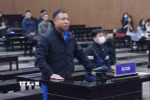 Bị cáo Nghiêm Quang Minh (chủ tòa nhà chung cư mini 9 tầng bị cháy) khai báo trước tòa. (Ảnh: Phạm Kiên/TTXVN)