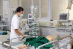 Bác sỹ điều trị cấp cứu cho bệnh nhân. (Ảnh: Bệnh viện cung cấp)