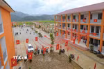 Cờ Đảng, cờ Tổ quốc được trang trí dọc các dãy nhà, tạo sắc màu nổi bật trong khuôn viên Trường Phổ thông nội trú Tiểu học và THCS Sam Mứn. (Ảnh: Xuân Tư/TTXVN)