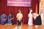 Phân cảnh Tấm và nhà Vua hội ngộ tại nhà của bà lão bán nước trong vở kịch Tấm Cám. (Ảnh: Phạm Tuân/TTXVN)
