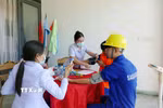 Công ty khai thác khoáng sản Sakai phối hợp với ngành y tế địa phương tổ chức khám sức khỏe định kỳ cho công nhân tại trụ sở Công ty. (Ảnh: Xuân Tú/TTXVN)