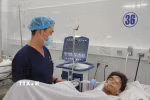 Nhân viên y tế chăm sóc bệnh nhân trong quá trình điều trị tại Bệnh viện Đà Nẵng. (Ảnh: TTXVN phát)
