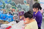 Khách tham quan nhí trải nghiệm hoạt động vẽ sáng tạo với sự hỗ trợ của công nghệ. (Ảnh: Phương Thảo/Vietnam+)