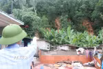 Lãnh đạo xã Nam An Phụ, thành phố Hải Phòng kiểm tra diễn biến các điểm sạt lở trên địa bàn ngày 24/8. (Ảnh: Mạnh Minh/TTXVN)