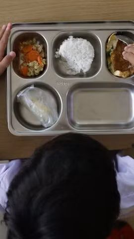 Một học sinh ăn trưa vào ngày đầu tiên của chương trình bữa ăn miễn phí tại một trường tiểu học ở Indonesia. (Nguồn: CNN)