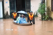 Cán bộ, chiến sĩ Bộ Chỉ huy Quân sự tỉnh Lạng Sơn hỗ trợ người dân vùng ngập lụt Phố Muối, phường Tam Thanh. (Ảnh: Quang Duy.TTXVN)
