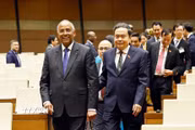 Chủ tịch Quốc hội Trần Thanh Mẫn cùng Chủ tịch Quốc hội Cộng hòa Côte d’Ivoire Patrick Achi tham quan Hội trường Diên Hồng nhà Quốc hội. (Ảnh: Doãn Tấn/TTXVN)
