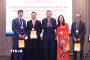 Tổng Bí thư, Chủ tịch nước Tô Lâm tặng quà cho các đại biểu. (Ảnh: Thống Nhất/TTXVN)