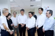 Thường trực Ban Bí thư Trần Cẩm Tú thăm địa điểm tiếp xúc cử tri của Đảng Hành động Nhân dân Singapore. (Ảnh: Phương Hoa/TTXVN)
