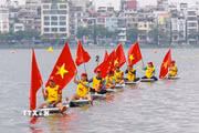Các đội thuyền diễu hành trên mặt nước Hồ Tây, tạo nên khung cảnh sôi động trong ngày hội thể thao. (Ảnh: Khánh Hòa/TTXVN)