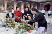 Các phóng viên, nhà báo nước ngoài tại Bắc Kinh tìm hiểu văn hóa cắm hoa của Trung Quốc. (Ảnh: Công Tuyên/TTXVN)