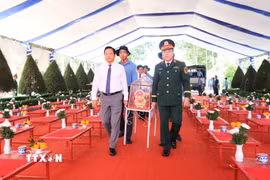 Lễ đón 173 hài cốt liệt sĩ quân tình nguyện và chuyên gia Việt Nam hy sinh tại Campuchia được tổ chức trang nghiêm tại Nghĩa trang Liệt sỹ Vĩnh Hưng-Tân Hưng, tỉnh Tây Ninh. (Ảnh: Bùi Giang/TTXVN)