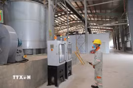 Công nhân điều hành dây chuyền sản xuất tại một nhà máy ở Tuyên Quang. (Ảnh: Hoàng Hải/TTXVN)