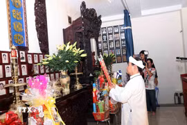 Ông Nguyễn Hữu Nhơn (Chí Đạt), Chánh Hội trưởng Ban Cai quản Nam Thành Thánh thất, thực hiện nghi lễ dâng hương các vị tiền bối khai sinh đạo giáo. (Ảnh: Xuân Khu/TTXVN)