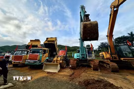 Các phương tiện cơ giới thực hiện nghi thức khởi động dự án đầu tiên tại Khu thương mại tự do Đà Nẵng. (Ảnh: Trần Lê Lâm/TTXVN)