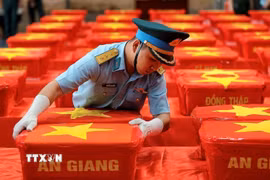 Cán bộ Quân chủng Phòng không Không quân sắp xếp các thùng chứa mẫu sinh phẩm hài cốt liệt sỹ tại khu vực tập kết, chuẩn bị bàn giao cho Viện Pháp y Quân đội phục vụ giám định ADN. (Ảnh: Phạm Tuấn Anh/TTXVN)