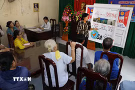 Tuyên truyền đến người dân về rác thải nhựa tại nhà văn hóa khu vực 5, phường Vị Tân, thành phố Cần Thơ ngày 2/10/2026. (Ảnh: Duy Khương/TTXVN)