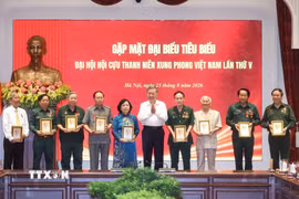 Tổng Bí thư, Chủ tịch nước Tô Lâm tặng chân dung Chủ tịch Hồ Chí Minh cho các đại biểu. (Ảnh: Thống Nhất/TTXVN)