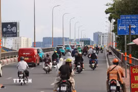 Phương tiện giao thông lưu thông trên Cầu Bình Triệu 2. (Ảnh: Thanh Vũ/TTXVN)