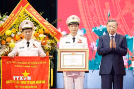Tổng Bí thư, Chủ tịch nước Tô Lâm trao Danh hiệu Anh hùng Lực lượng vũ trang nhân dân tặng Học viện An ninh nhân dân. (Ảnh: Thống Nhất/TTXVN)