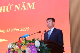 Chủ tịch UBND tỉnh Ninh Bình Trần Huy Tuấn phát biểu tại kỳ họp thứ 5, Hội đồng nhân dân tỉnh Ninh Bình khóa XV. (Ảnh: Công Luật/TTXVN)