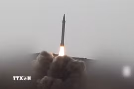 Hình ảnh trích từ video cho thấy tên lửa siêu thanh của Houthi được phóng đi từ một địa điểm bí mật ở Yemen. (Ảnh: THX/TTXVN)