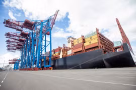Quang cảnh cảng hàng hóa tại Hamburg, Đức. (Ảnh: THX/TTXVN)