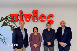 Đại sứ Việt Nam Phạm Thị Thu Hương thăm và làm việc với hai công ty chế biến thực phẩm lớn hàng đầu của Hy Lạp là Nitsiakos và Pindos. (Ảnh: TTXVN phát)
