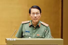 Bộ trưởng Bộ Công an Lương Tam Quang, thừa ủy quyền của Thủ tướng Chính phủ trình bày Tờ trình về 02 dự án: Bộ luật Hình sự (sửa đổi); Luật Tổ chức cơ quan điều tra hình sự (sửa đổi). (Ảnh: Doãn Tấn/TTXVN)