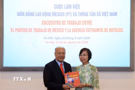 Tổng Giám đốc TTXVN Vũ Việt Trang tặng cuốn sách ảnh cho Tổng Bí thư Đảng Lao động Mexico Alberto Anaya Gutierrez.(Ảnh: Tuấn Anh/TTXVN)