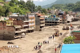 Lực lượng cứu hộ tìm kiếm nạn nhân sau thảm họa lũ lụt và lở đất ở Nuwakot, Nepal, ngày 27/8/2026. (Ảnh: THX/TTXVN phát)