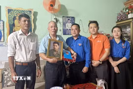 Thành đoàn Đồng Nai trao tặng di ảnh phục dựng cho gia đình liệt sỹ Vũ Văn Vững (phường Trảng Dài, thành phố Đồng Nai). (Ảnh: Lê Xuân/TTXVN)