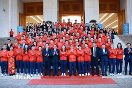 Thủ tướng Phạm Minh Chính với các vận động viên, huấn luyện viên và các chuyên gia Đoàn thể thao Việt Nam tham dự SEA Games 33. (Ảnh: Dương Giang/TTXVN)