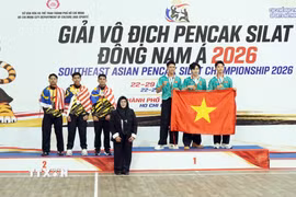 Bà Titih Hayati, Trưởng ban Kỹ thuật Liên đoàn Pencak Silat thế giới trao giải thưởng cho các vận động viên thi đấu nội dung biểu diễn đồng đội nam tại Giải vô địch Pencak Silat Đông Nam Á 2026. (Ảnh: Trung Tuyến/TTXVN)