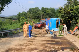 Lực lượng chức năng điều tiết giao thông. (Ảnh: Đinh Thùy/TTXVN)