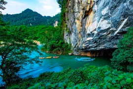 Cảnh vật bên ngoài cửa động Phong Nha (Vườn Quốc gia Phong Nha-Kẻ Bàng) đẹp như một bức tranh. (Ảnh: TTXVN phát)