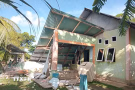 Ngôi nhà bị hư hại do động đất tại tỉnh Bắc Sulawesi, Indonesia ngày 8/6/2026. (Ảnh: THX/TTXVN)