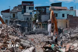 Máy xúc hoạt động tại khu vực giải phóng mặt bằng trên phố Vạn Kiếp, phục vụ dự án xây dựng cầu Trần Hưng Đạo. (Ảnh: Phạm Tuấn Anh/TTXVN)