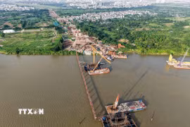 Nhiều mũi thi công được triển khai đồng loạt, tập trung vào các hạng mục cọc khoan nhồi, bệ trụ, cầu dẫn và công trình phụ trợ. Nhà đầu tư đã huy động nhân lực, thiết bị, tổ chức thi công liên tục nhằm bám sát tiến độ tổng thể, phấn đấu hoàn thành công trình cầu Trần Hưng Đạo trong quý 2/2027. (Ảnh: Phạm Tuấn Anh/TTXVN)